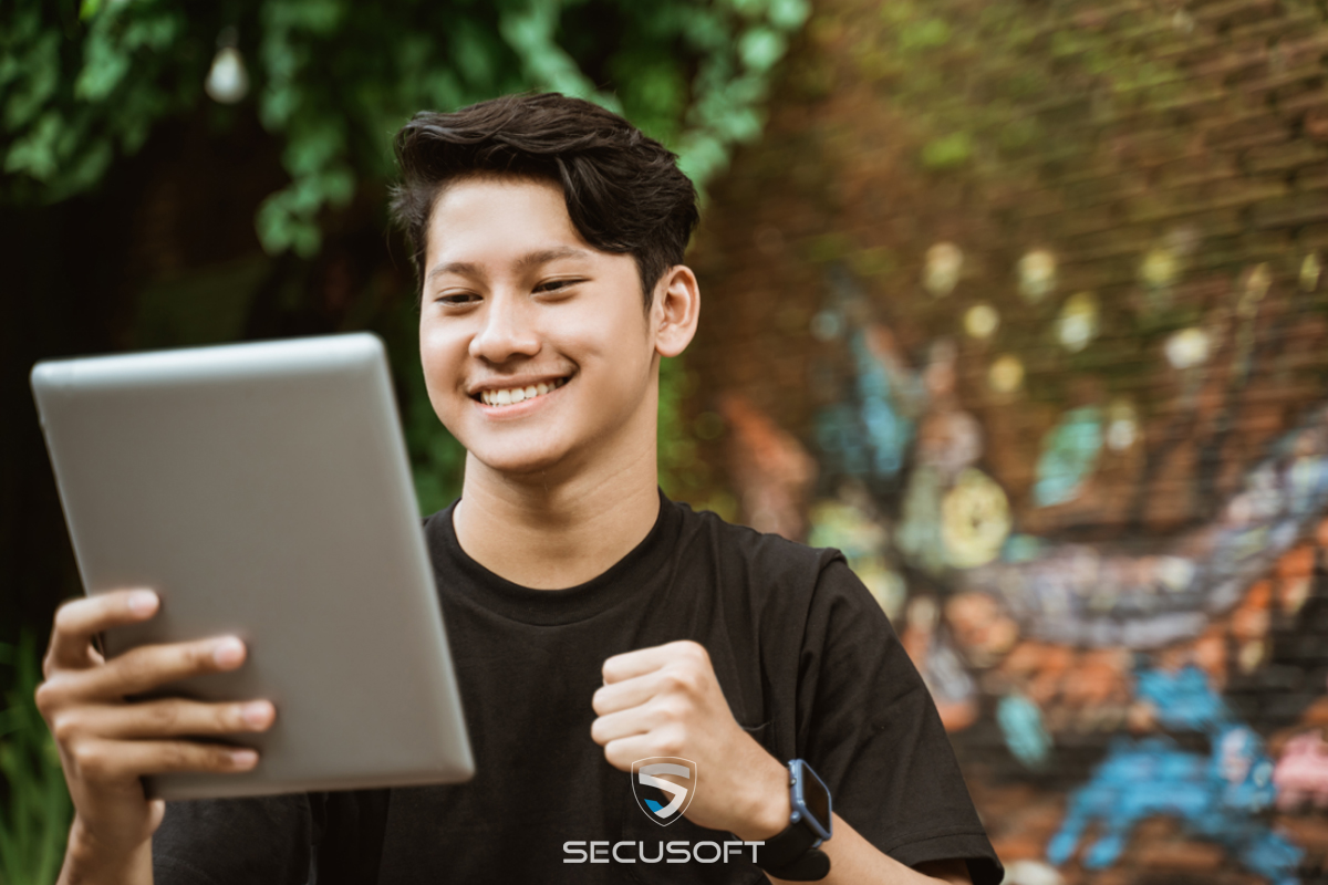 Beveiliger bekijkt rapportage in Secusoft op tablet