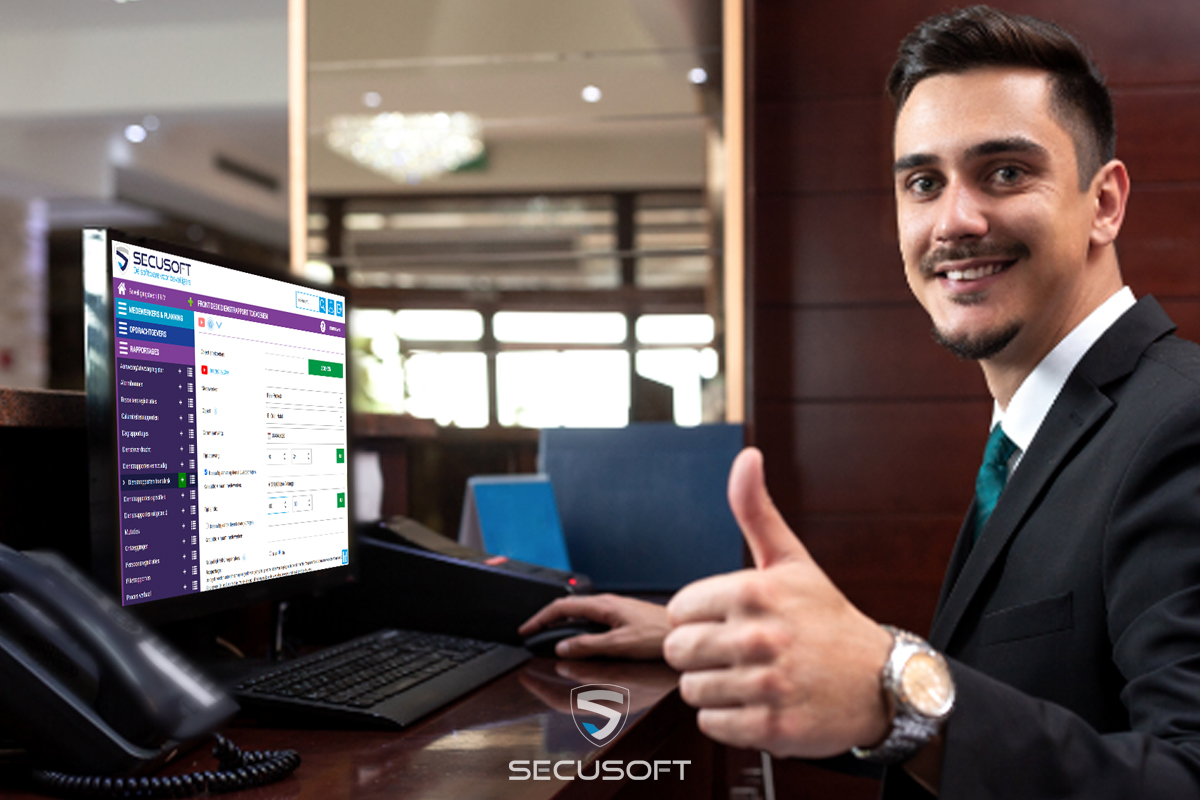Hotelmedewerker werkt in Secusoft aan dienstrapport front desk op zijn pc
